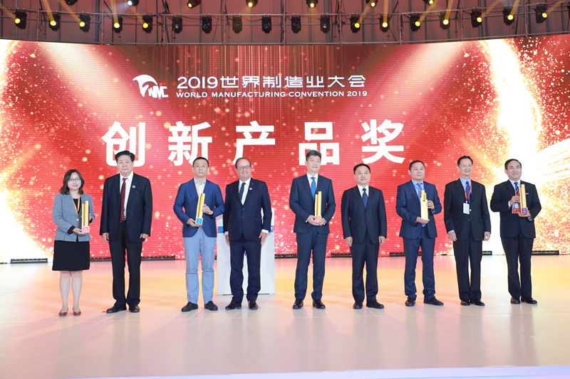 陜鼓集團(tuán)黨委書記、董事長李宏安（右一）代表企業(yè)領(lǐng)取了創(chuàng)新產(chǎn)品金獎(jiǎng)_副本.jpg